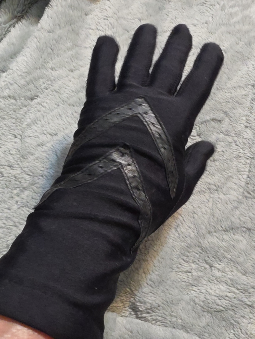 ISOTONER BLACK GLOVES, One Size, Vintage  Stretchy With Nice Warm Soft Liner EUC - Picture 6 of 7